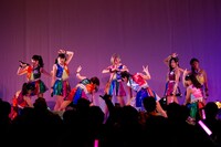 Cheeky Paradeによるライブの様子。