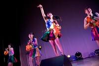 客席にアメを投げ込むCheeky Parade。