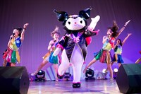 Cheeky Paradeとクロミによるライブの様子。