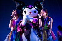 Cheeky Paradeとクロミによるライブの様子。