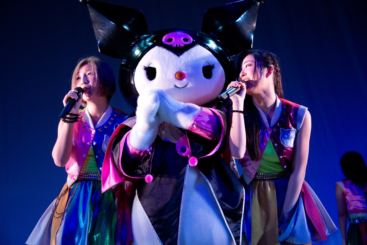 Cheeky Paradeとクロミによるライブの様子。