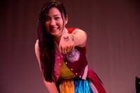 手に描いたクロミのイラストをアピールする鈴木友梨耶。