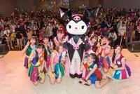 クロミと記念撮影するCheeky Parade。