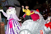 サンリオキャラクターとパレードする宮崎理奈。