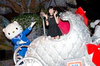 サンリオキャラクターとパレードする武田舞彩。