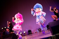 GEMとキキララによるライブの様子。