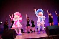 GEMとキキララによるライブの様子。