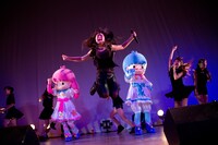 GEMとキキララによるライブの様子。