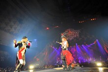 デュエットするkyoとHYDE。（撮影：今元秀明、緒車寿一）