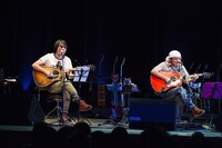 奥田民生「いきあたり股旅」道新ホール公演の様子。左からYO-KING、奥田民生。 （撮影：山本倫子）