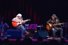 奥田民生「いきあたり股旅」道新ホール公演の様子。左から奥田民生、吉井和哉。 （撮影：山本倫子）