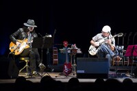 奥田民生「いきあたり股旅」道新ホール公演の様子。左から斉藤和義、奥田民生。 （撮影：山本倫子）