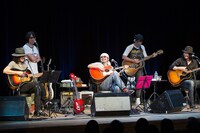 奥田民生「いきあたり股旅」道新ホール公演の様子。左から斉藤和義、YO-KING、奥田民生、寺岡呼人、吉井和哉。 （撮影：山本倫子）