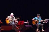 奥田民生「いきあたり股旅」道新ホール公演の様子。左から奥田民生、寺岡呼人。 （撮影：山本倫子）