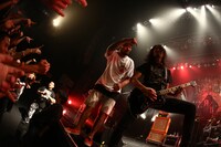 FACTのアンコールの様子。左からFACTのKazuki（G）、HEY-SMITHの猪狩秀平（Vo, G）。（Photo by kohei suzuki）