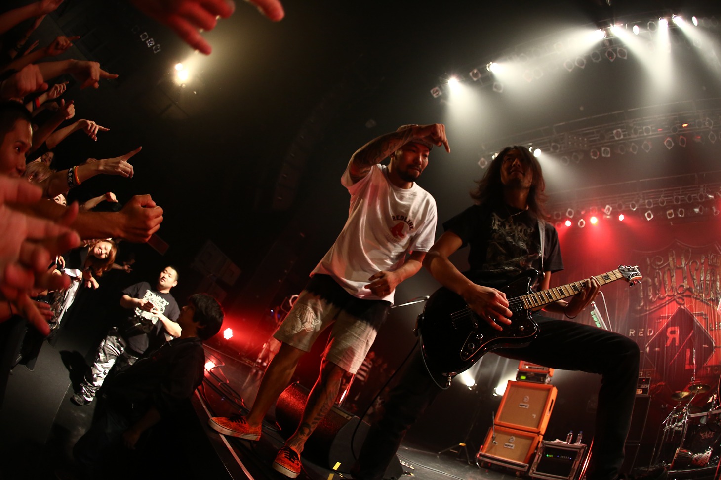 FACTのアンコールの様子。左からFACTのKazuki（G）、HEY-SMITHの猪狩秀平（Vo, G）。（Photo by kohei suzuki）