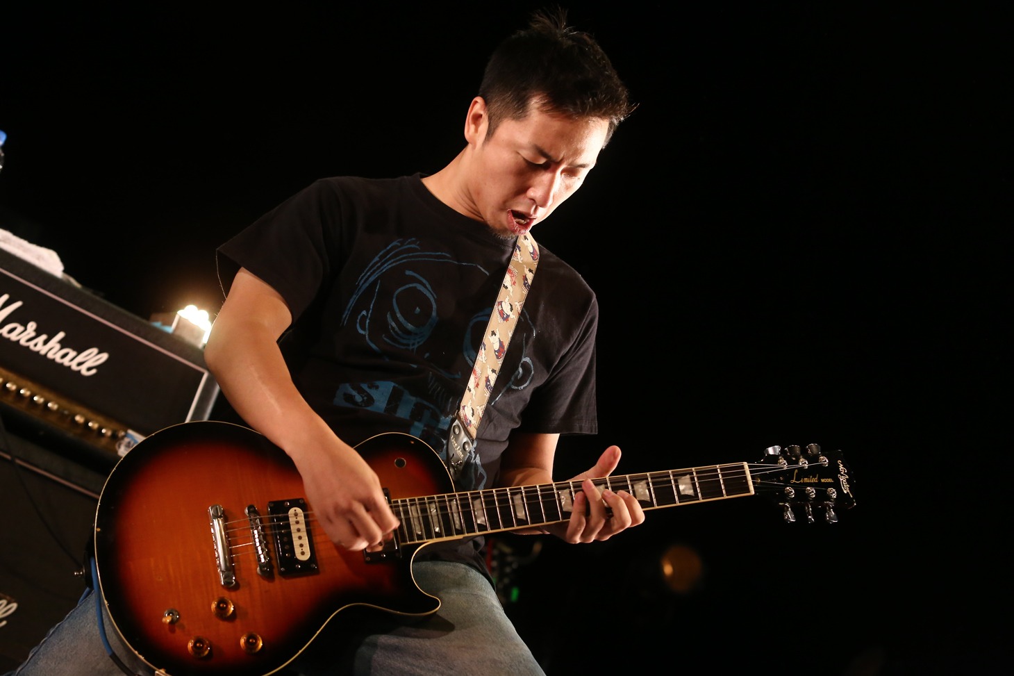 SHANKの松崎兵太（G, Cho）。（Photo by kohei suzuki）