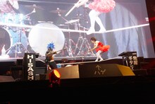 綱渡りに挑戦する樽美酒研二と喜矢武豊。（撮影：菅沼剛弘）