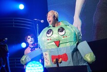 洋なっしーに扮した歌広場淳。（撮影：菅沼剛弘）