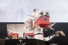 巨大な龍のオブジェに乗る喜矢武豊。（撮影：菅沼剛弘）
