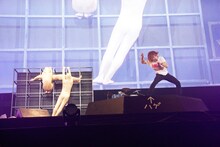 人文字で埼玉愛を表現するゴールデンボンバー。（撮影：菅沼剛弘）