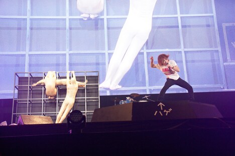 人文字で埼玉愛を表現するゴールデンボンバー。（撮影：菅沼剛弘）