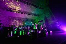 「OKAMOTO'S 5th Anniversary HAPPY! BIRTHDAY! PARTY! TOUR!」日比谷野外大音楽堂公演の様子。