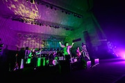 「OKAMOTO'S 5th Anniversary HAPPY! BIRTHDAY! PARTY! TOUR!」日比谷野外大音楽堂公演の様子。