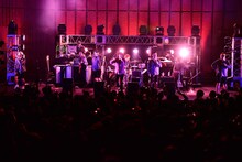 OKAMOTO'SとRIP SLYMEによるコラボパフォーマンスの様子。