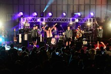 OKAMOTO'SとRIP SLYMEによるコラボパフォーマンスの様子。