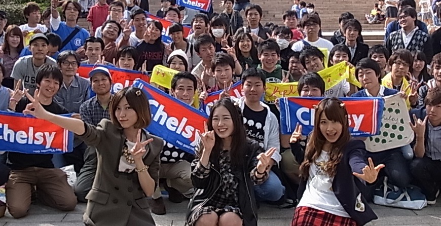 ファンと記念撮影をするChelsy。