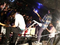 昨日10月27日に東京・下北沢SHELTERにて行われた「New Moment」の様子。