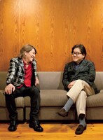 左から小室哲哉、秋元康。