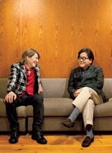 左から小室哲哉、秋元康。