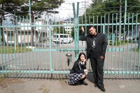 制服姿で青春を謳歌する中江友梨（左）とサイプレス上野（右）。