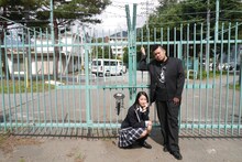 制服姿で青春を謳歌する中江友梨（左）とサイプレス上野（右）。