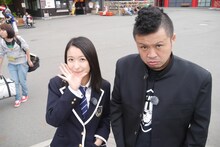 制服姿で青春を謳歌する中江友梨（左）とサイプレス上野（右）。