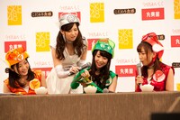 担当のふりかけをごはんにかける高柳明音。