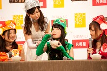 担当のふりかけごはんを食べる高柳明音。