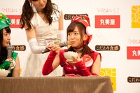 担当のふりかけごはんを食べる大場美奈。