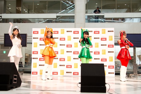 CM曲「愛のルール」を初披露する佐藤すみれ、古川愛李、高柳明音、大場美奈。