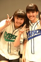 念願のラゾーナに立ち大満足のhina（左）とayaka（右）。