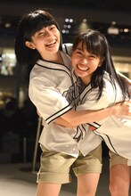 じゃれるyumi（左）とmei（右）。