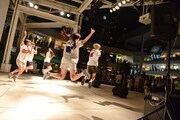 ラゾーナ川崎プラザのステージで飛び跳ねるlyrical school。