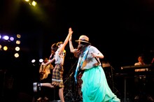 左からアサヒ（Little Glee Monster）、LUHICA。