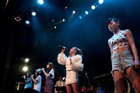 JASMINEとコラボするLittle Glee Monsterの面々と當山みれい。