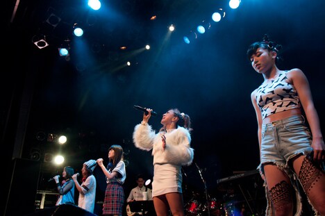 JASMINEとコラボするLittle Glee Monsterの面々と當山みれい。