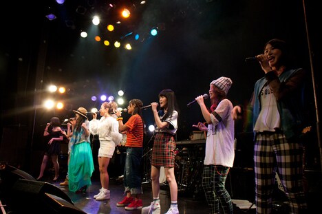 「Ain't No Mountain High Enough」をセッションする「AFTER SCHOOL SWAG vol.2」出演者。