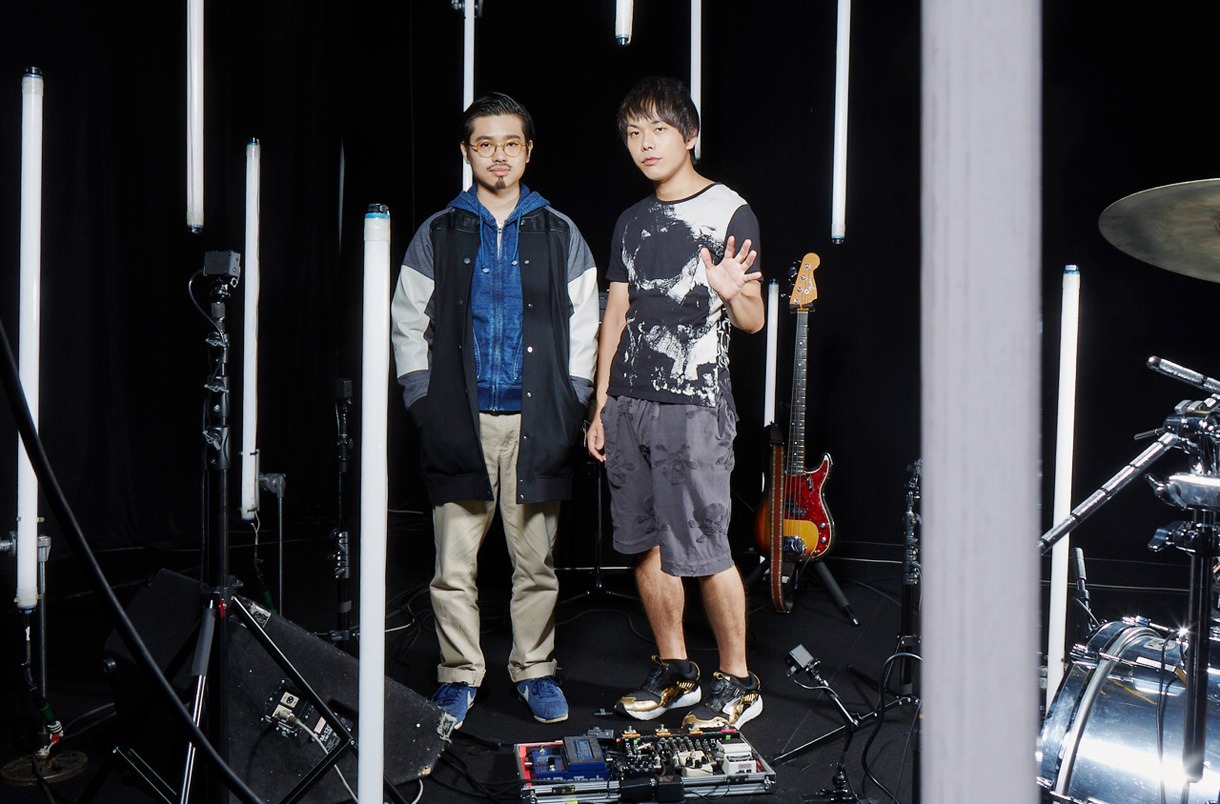 左からハマ・オカモト（OKAMOTO'S）、ピエール中野（凛として時雨）。