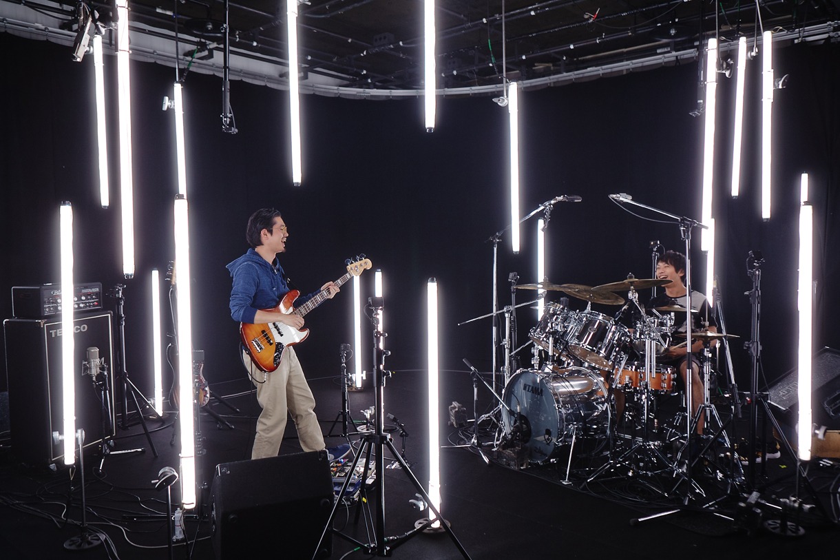 左からハマ・オカモト（OKAMOTO'S）、ピエール中野（凛として時雨）。